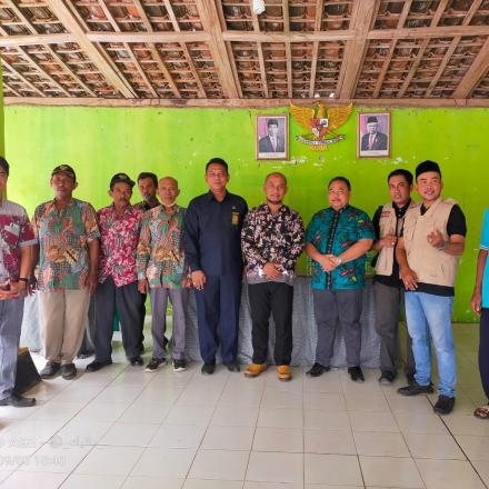 Pelaksanaan Eksekusi Putusan KIP antara Pemerintah Desa Karangsari dan LSM PKN berjalan lancar